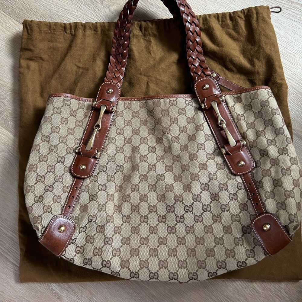Tan canvas Gucci design, medium leather stripes and accents